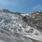 einfach wunderschön. Wortlos laufen wir über den spaltenfreien Gletscher