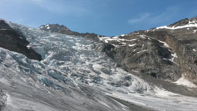 einfach wunderschön. Wortlos laufen wir über den spaltenfreien Gletscher