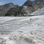 die Markierungsstangen sind auf dem Gletscher immer gut sichtbar