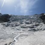 Blick hinauf zum Gletscher. Sieht wie ein Wasserfall aus, der in Eis erstarrt ist