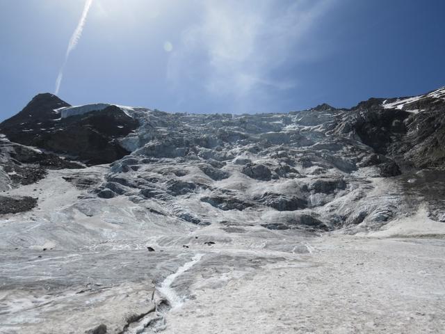 Blick hinauf zum Gletscher. Sieht wie ein Wasserfall aus, der in Eis erstarrt ist