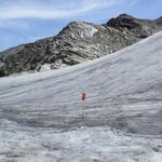 auch hier sind wieder Markierungsstangen vorhanden. Sie weisen uns sicher durch den Gletscher