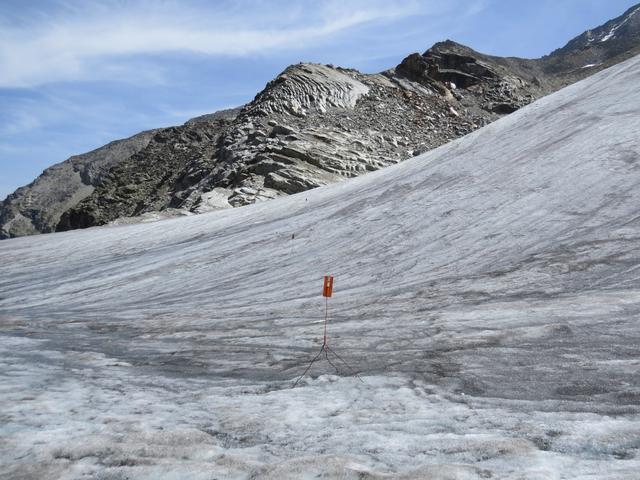 auch hier sind wieder Markierungsstangen vorhanden. Sie weisen uns sicher durch den Gletscher