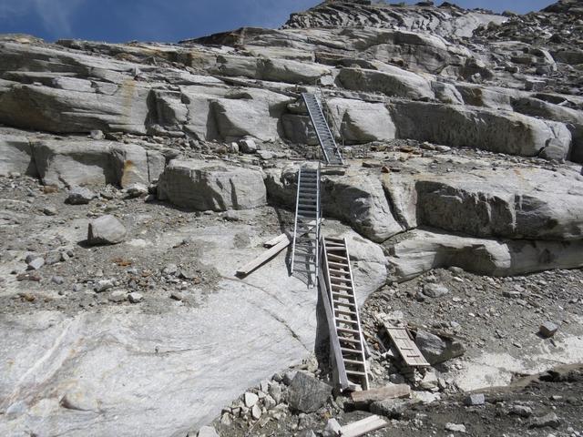 schon von weitem sind die Eisenleitern ersichtlich, die uns zur Hütte hinauf führen werden