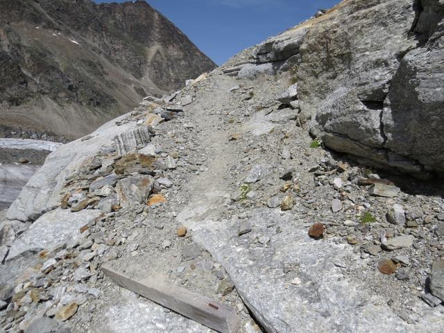 der Bergpfad ist hier sandig und ein bisschen rutschig