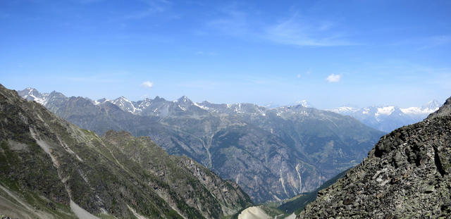 schönes Breitbildfoto, ganz rechts das Bietschhorn