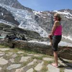 Mäusi bestaunt die sehr schöne Aussicht auf den Riedgletscher und die naheliegende Berge