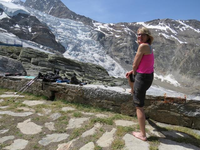 Mäusi bestaunt die sehr schöne Aussicht auf den Riedgletscher und die naheliegende Berge