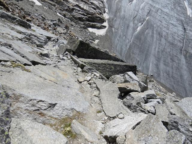 steil, ja man kann sagen fast senkrecht, geht es abwärts zum Riedgletscher