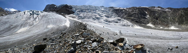 schönes Breitbildfoto aufgenommen auf der Mittelmoräne vom Riedgletscher