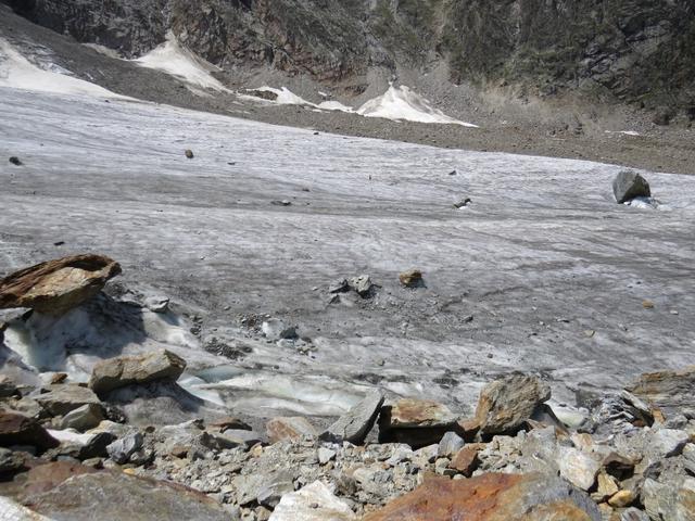 Blick von der Mittelmoräne auf dem Riedgletscher, zum weiteren Wegverlauf