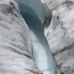 kleine Bäche von Gletscherwasser müssen übersprungen werden