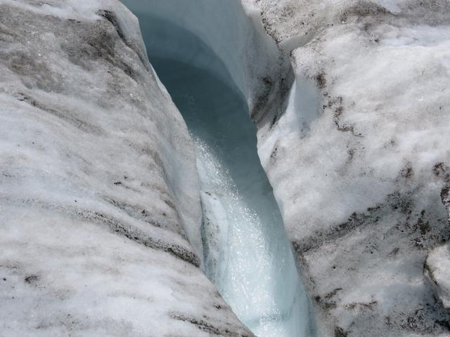 kleine Bäche von Gletscherwasser müssen übersprungen werden