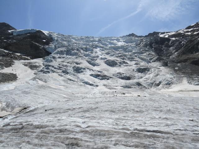 Blick hinauf zum gewaltigen Eisbruch des Riedgletscher