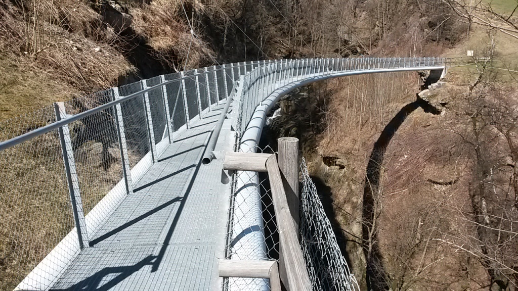 die Kirche von Negrentino oberhalb Prugiasco, ist über eine Hängebrücke von Leontica erreichbar