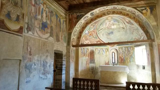 die Bilder an der Nordseite des Kirchenschiffs zeigen Sant'Ambrogio, Madonna auf dem Thron und die Kreuzigung