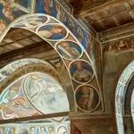 der zweischiffige Kirchenraum ist ausgeschmückt mit Fresken von Künstlern aus drei verschiedenen Epochen