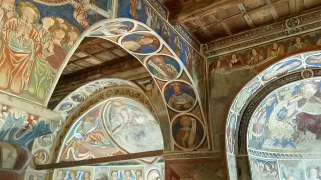 der zweischiffige Kirchenraum ist ausgeschmückt mit Fresken von Künstlern aus drei verschiedenen Epochen