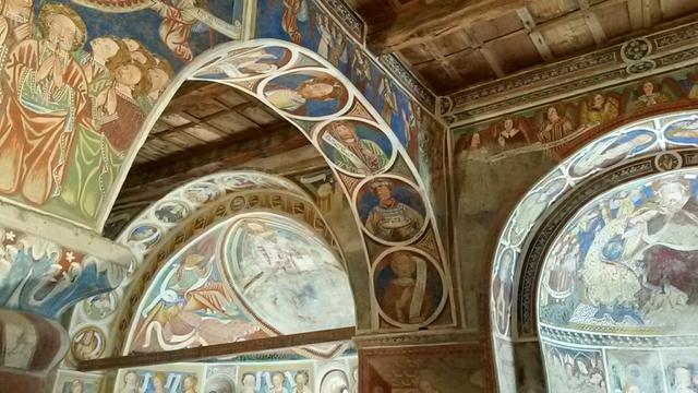 der zweischiffige Kirchenraum ist ausgeschmückt mit Fresken von Künstlern aus drei verschiedenen Epochen