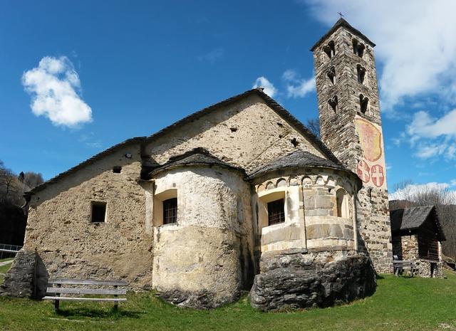 die Kirche mit ihrer besonderen Form, sie hat zwei Schiffe und eine doppelte Apsis, wurde im Jahr 1214 erstmals erwähnt