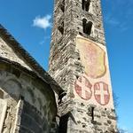 der Campanile mit den Wappen vom Bleniotal und der Leventina wird durch das Urner Wappen überragt