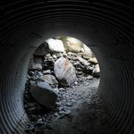 vor und nach den Tunnels liegen unzählige Gesteinsbrocken auf dem Weg