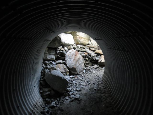 vor und nach den Tunnels liegen unzählige Gesteinsbrocken auf dem Weg