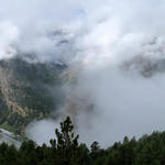 Panoramabild vom nebelbedeckten Mattertal