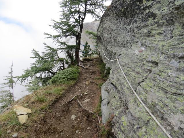 das folgende Teilstück ist nun zum Teil ausgesetzt. Trittsicher und Schwindelfreiheit ist hier von Vorteil