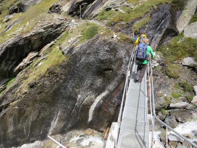 bei Punkt 2228 m.ü.M. überqueren wir über die solide Eisenbrücke den Wildibach