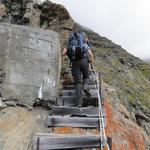 über Holztreppen geht es nun weiter steil aufwärts