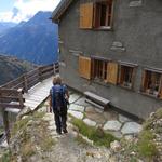 Mäusi erreicht die Kinhütte 2582 m.ü.M. Sie steht inmitten der Viertausender der Mischabelgruppe