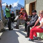 Janosh ist bereit und Matthias schaut in seinem Drehbuch