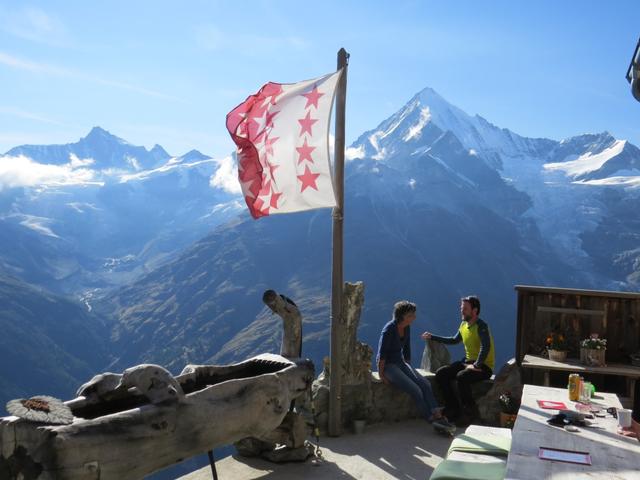 Nik und Lisa reden über die Kinhütte und das Wandern, die Hüttenbesucher und die Arbeit in so einer Hütte