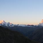 links das Breithorn, steht schon in der Sonne. das klein Matterhorn noch nicht. Das Matterhorn aber schon