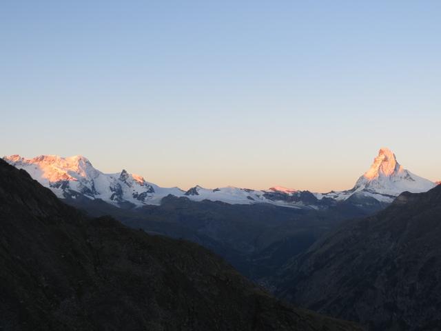 links das Breithorn, steht schon in der Sonne. das klein Matterhorn noch nicht. Das Matterhorn aber schon