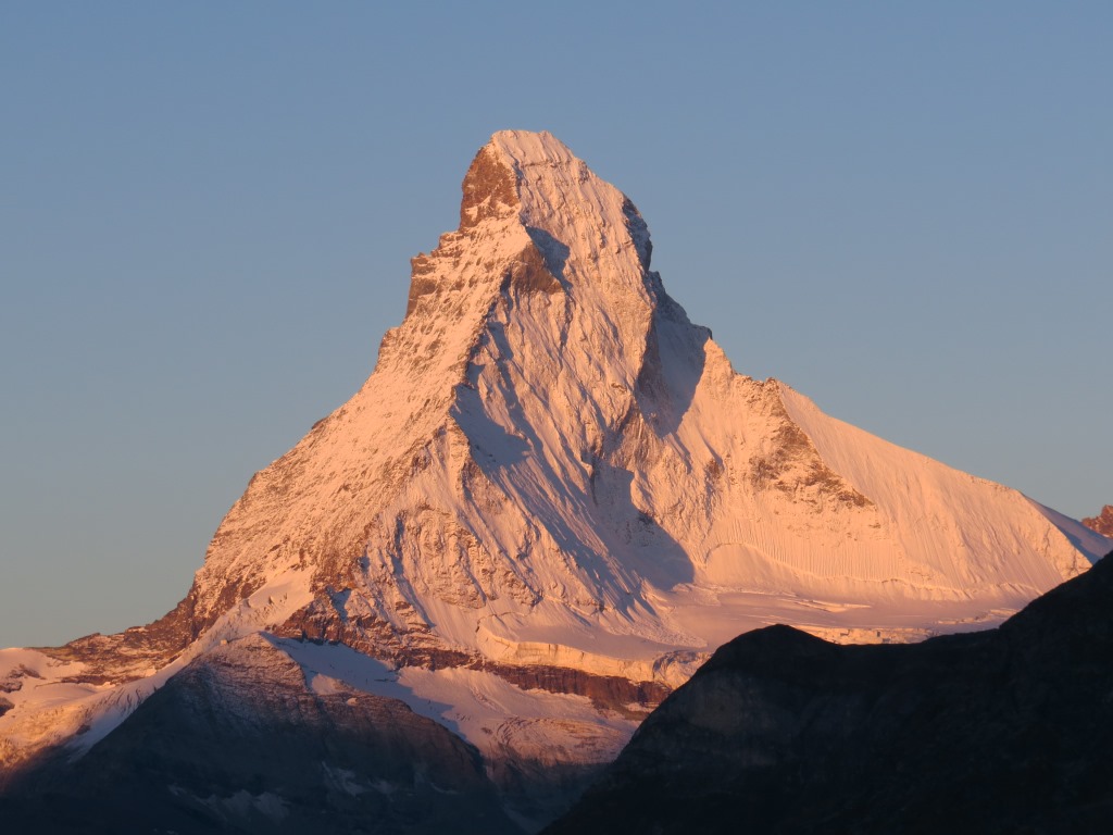 das Matterhorn wird nun schon ganz von der aufgehenden Sonne angestrahlt