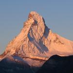 das Matterhorn wird nun schon ganz von der aufgehenden Sonne angestrahlt