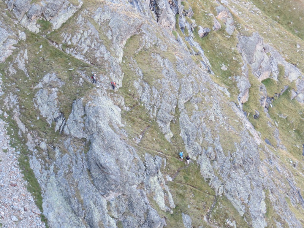 diverse Hüttenbesucher haben die Hütte schon verlassen und machen sich auf den Heimweg