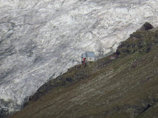 auf der gegenüberliegender Talseite des Mattertal, ist die Weisshornhütte ersichtlich