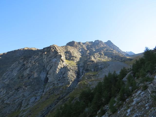 Blick zurück zur Kinhütte die schon an der Sonne liegt