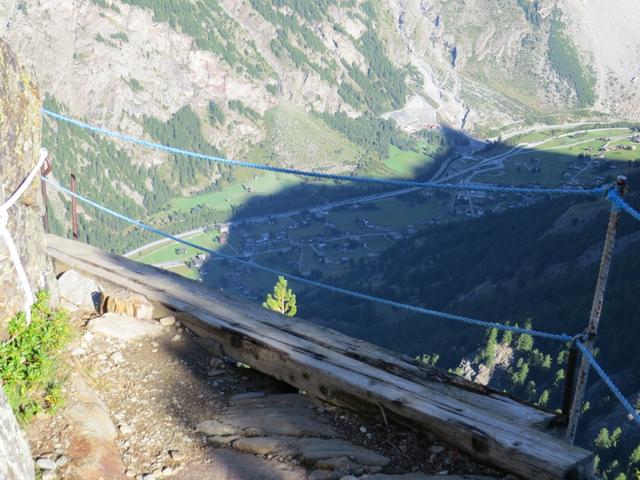 tief unter uns liegt Randa. Das Mattertal ist das tiefste Tal der Schweiz