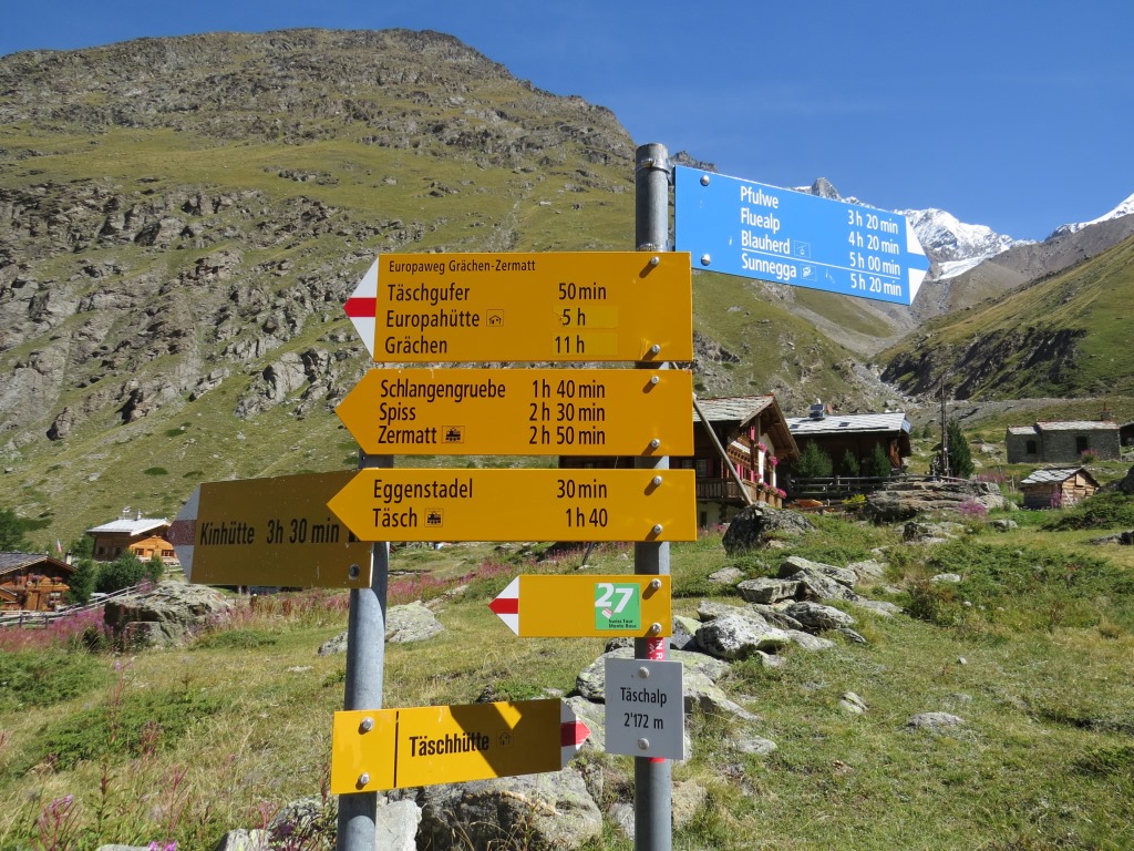 Wegweiser bei der Weggabelung auf der Täschalp 2172 m.ü.M.