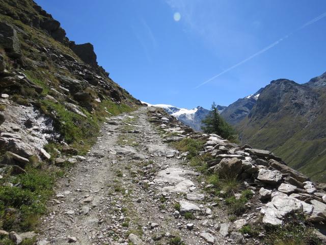 der Weg führt einem rechts um den Wissgrat herum Punkt 2454 m.ü.M.