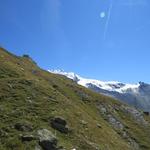 die Aussicht wird immer schöner. Oben links taucht die Täschhütte auf