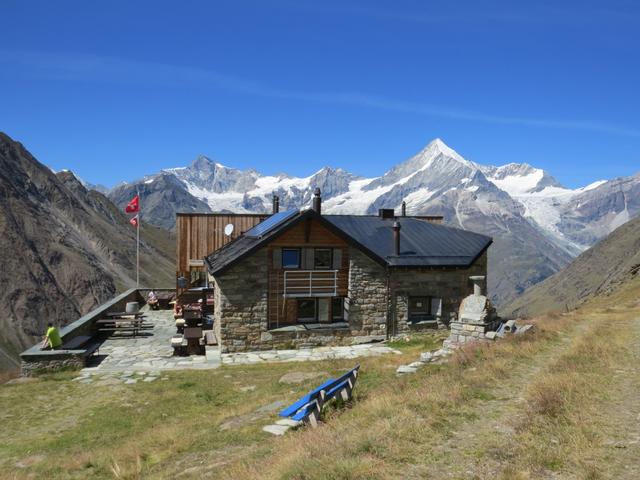 wir haben die sehr schön gelegene Täschhütte auf 2701 m.ü.M. erreicht
