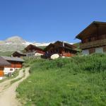 bei der Bergstation der Seilbahn biegen wir links ab und laufen durch das Dorf Belalp