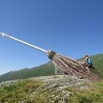 wir wandern an einem riesigen Besen vorbei. Mäusi möchte am liebsten mit diesem Besen auf das Foggenhorn fliegen