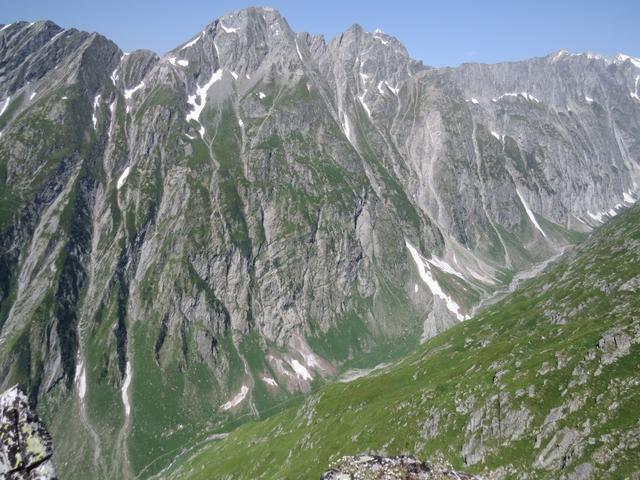 Tiefblick in das Gredetschtal. Dort unten waren wir, als wir die Wyssa und Obersta Suone besucht haben