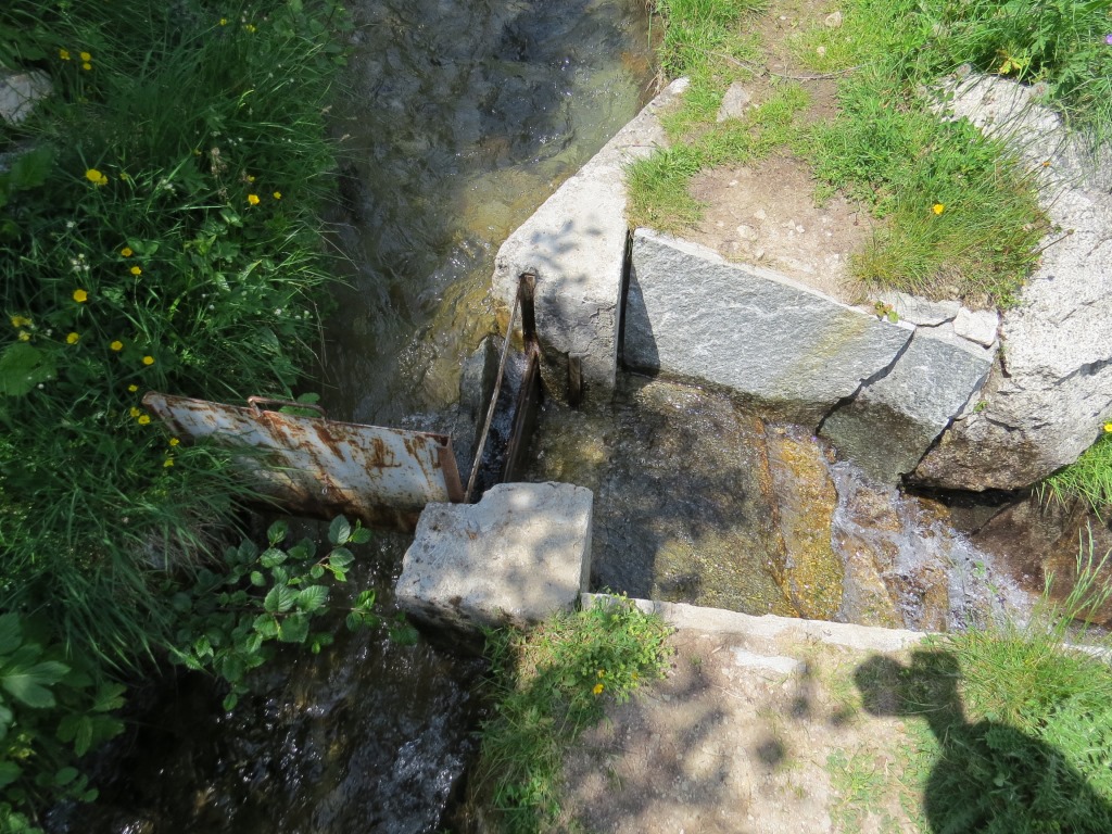 hier wurde früher das Wasser auf die Felder und auf die Alpwiesen abgelassen